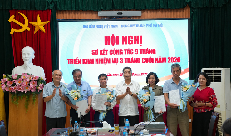 Hội Hữu nghị Việt Nam- Hungary thành phố Hà Nội làm việc với phường Sơn Tây